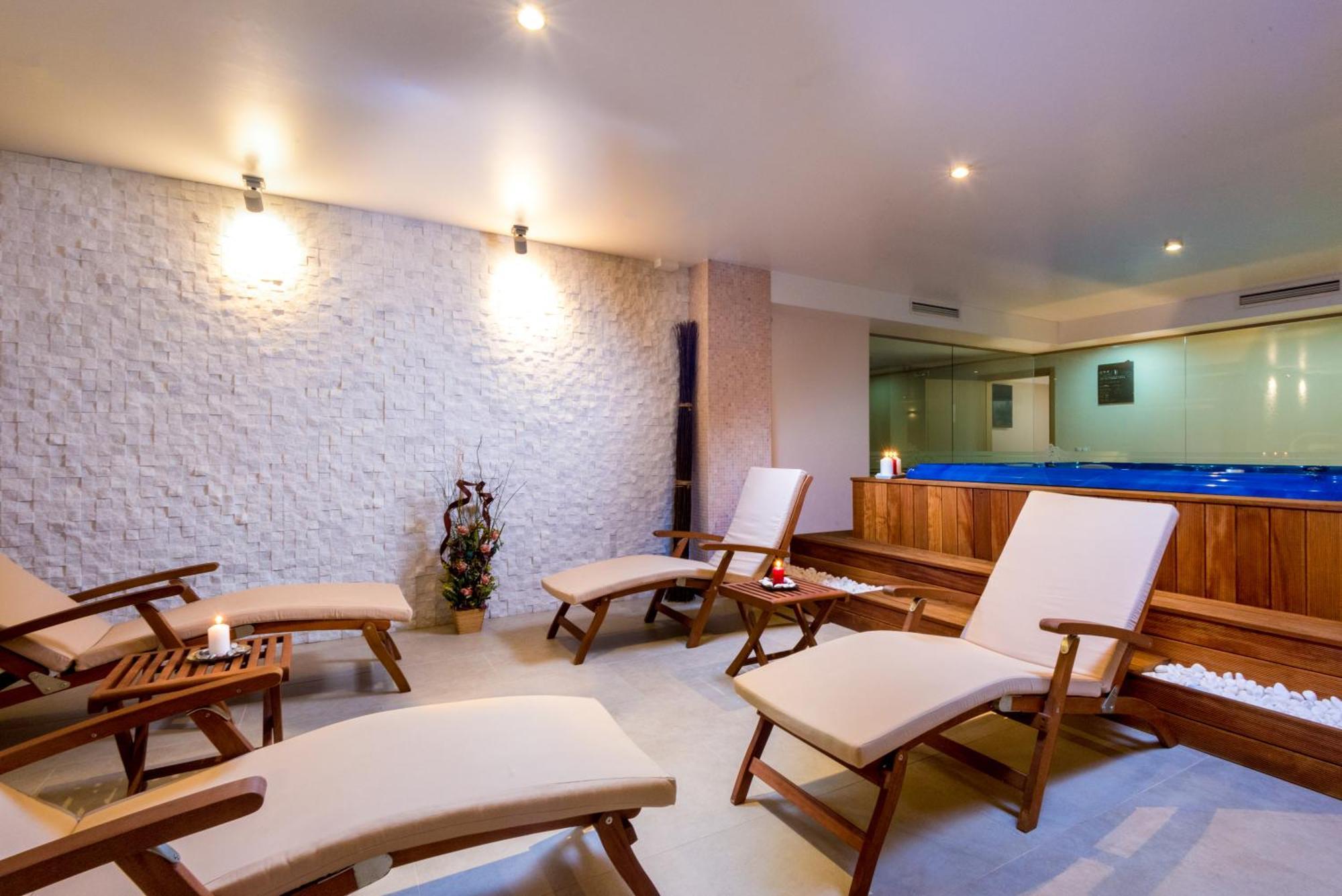 Hotel & Relax Zone Cattleya クルシュナ エクステリア 写真