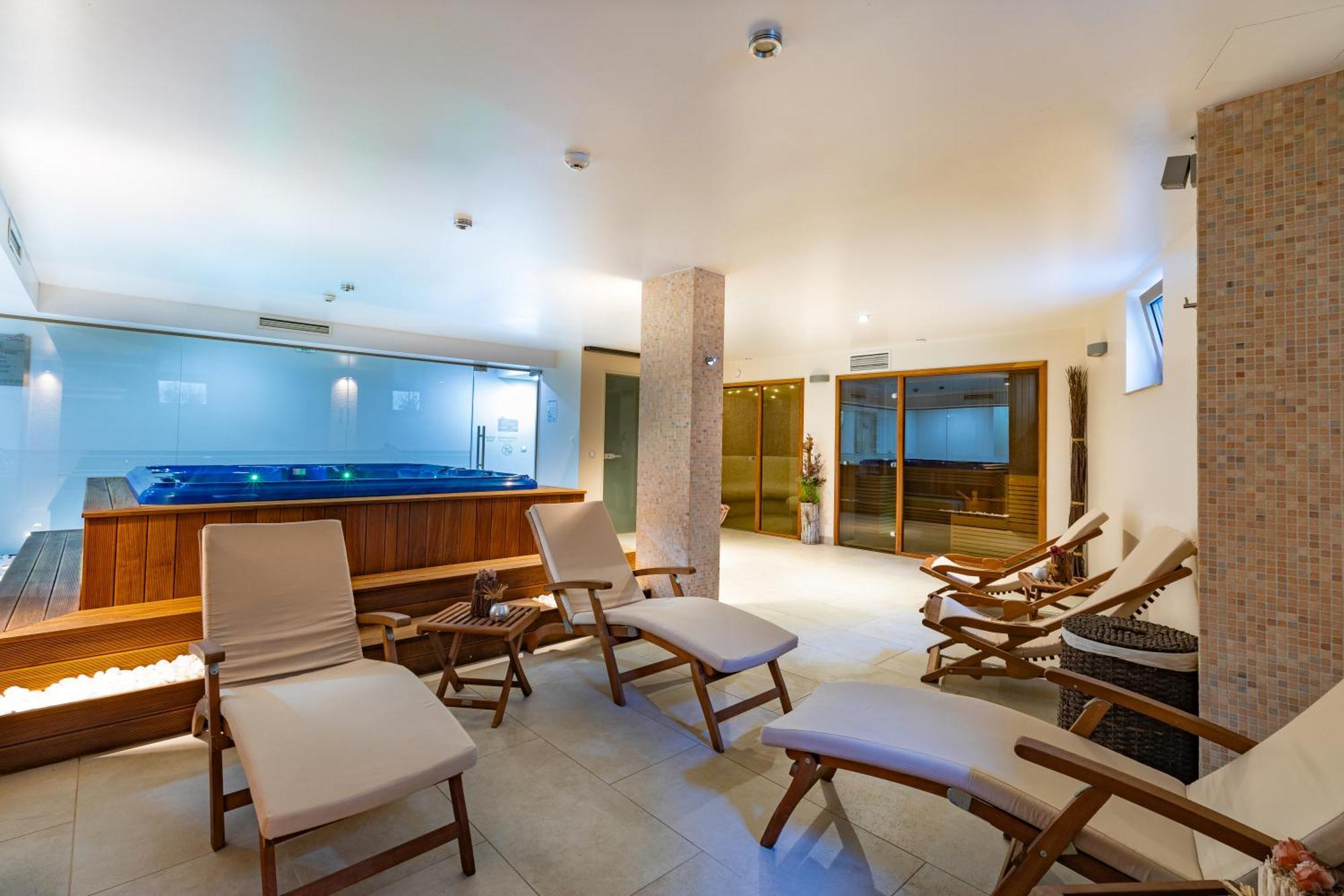 Hotel & Relax Zone Cattleya クルシュナ エクステリア 写真